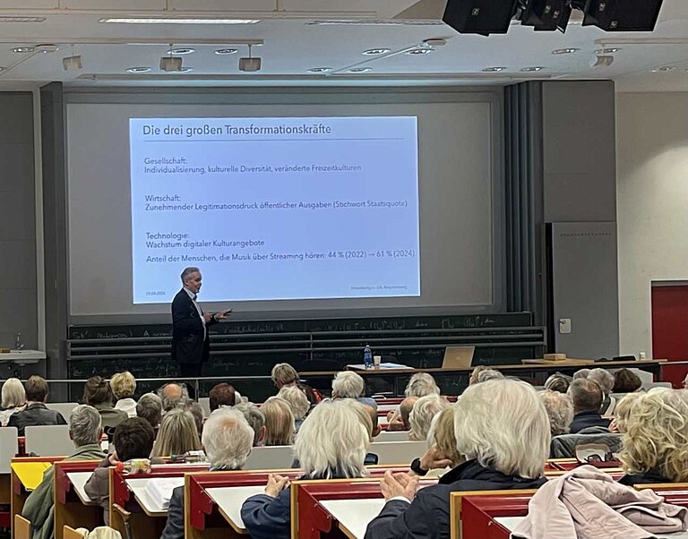 Prof. Dr. Peter Gröndahl hält einen Vortrag